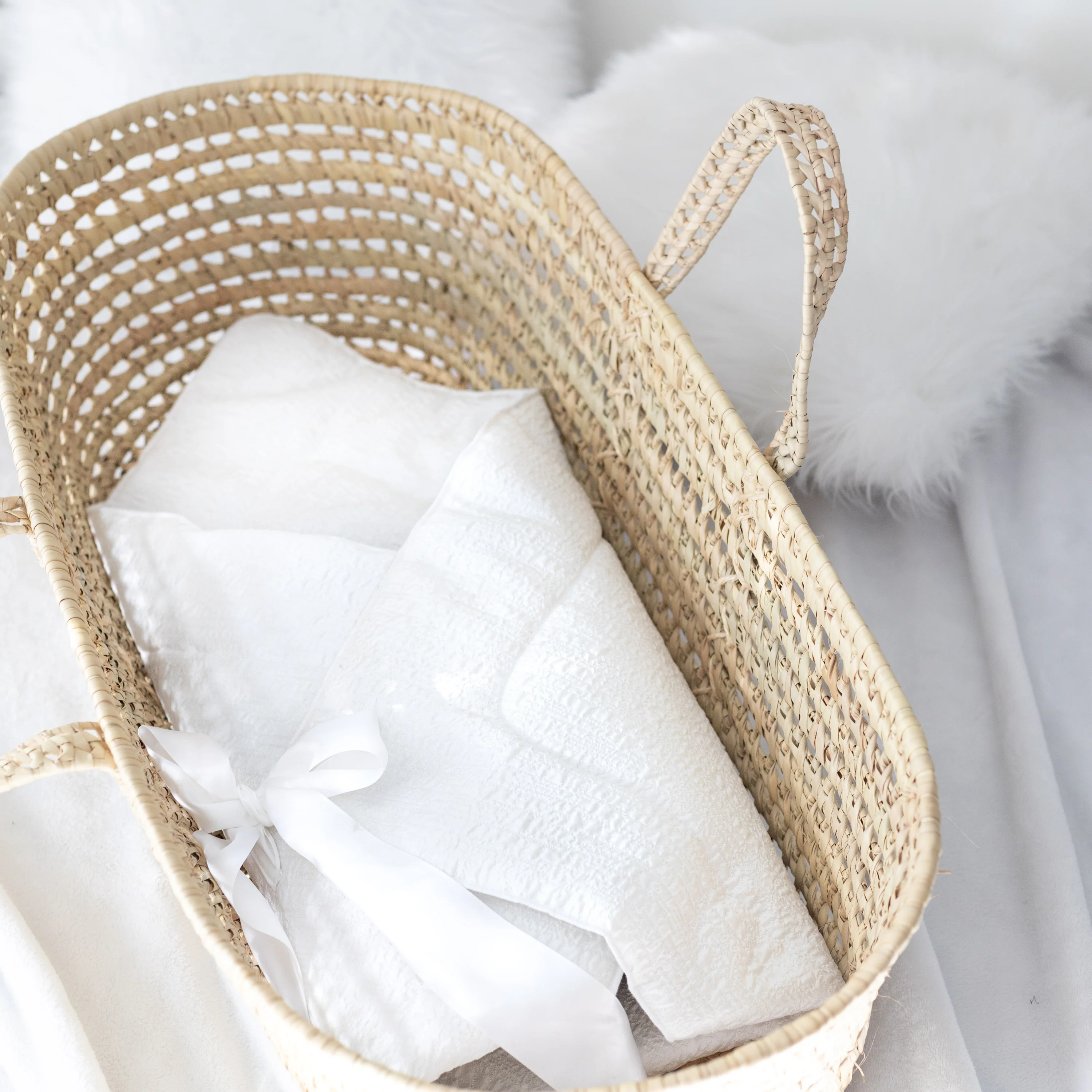 White Elegance Cradle Bedding - Image 3